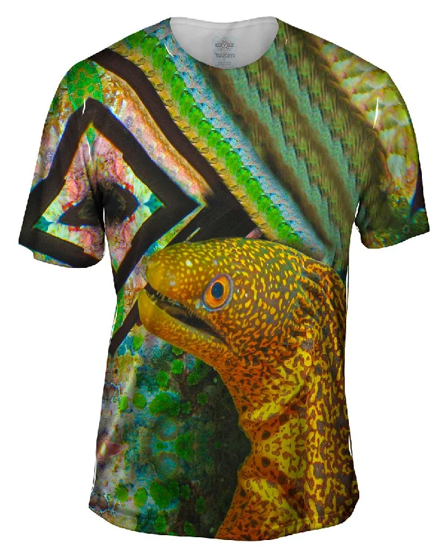 Camping T-Shirt-Snapping Eel Underwater